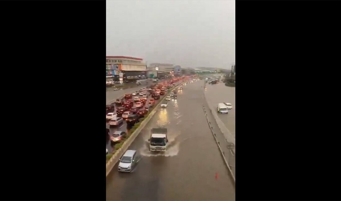Kenya'da yaklaşık 2 haftadır etkili olan şiddetli yağışların yol açtığı
