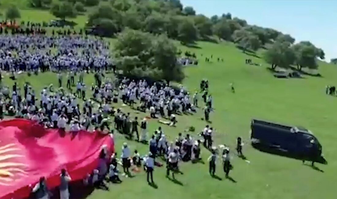 Kırgızistan'da bir kamyonetin Ulusal Manas Destanı etkinliğine dalması sonucunda 29
