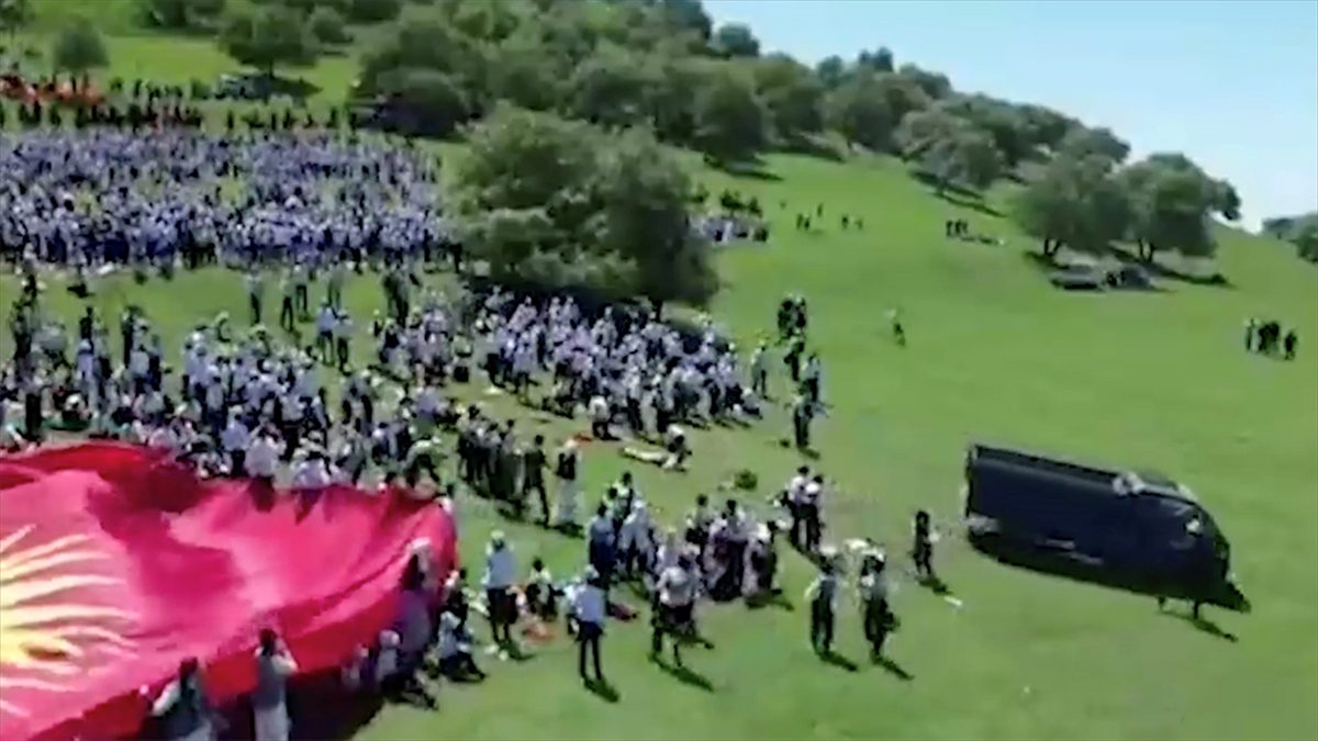 Kırgızistan'da bir kamyonetin Ulusal Manas Destanı etkinliğine dalması sonucunda 29
