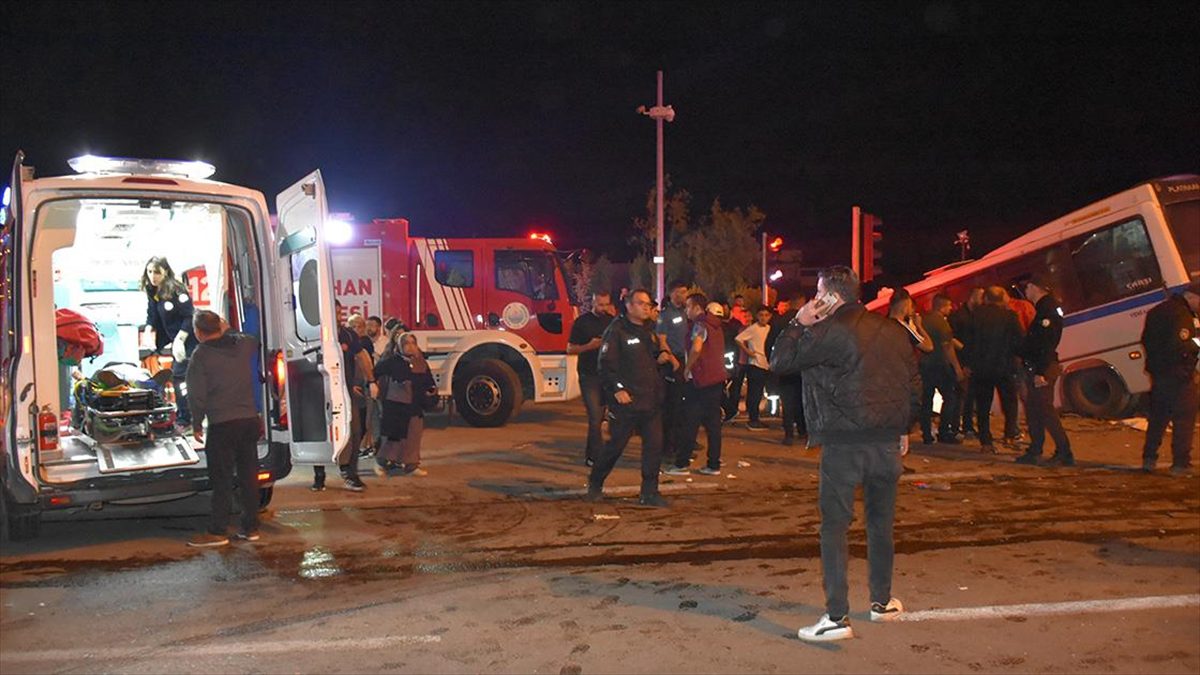 Minibüs ile otomobil, Kırıkkale-Kırşehir kara yolu Yenimahalle Mezarlık Kavşağı'nda çarpıştı.