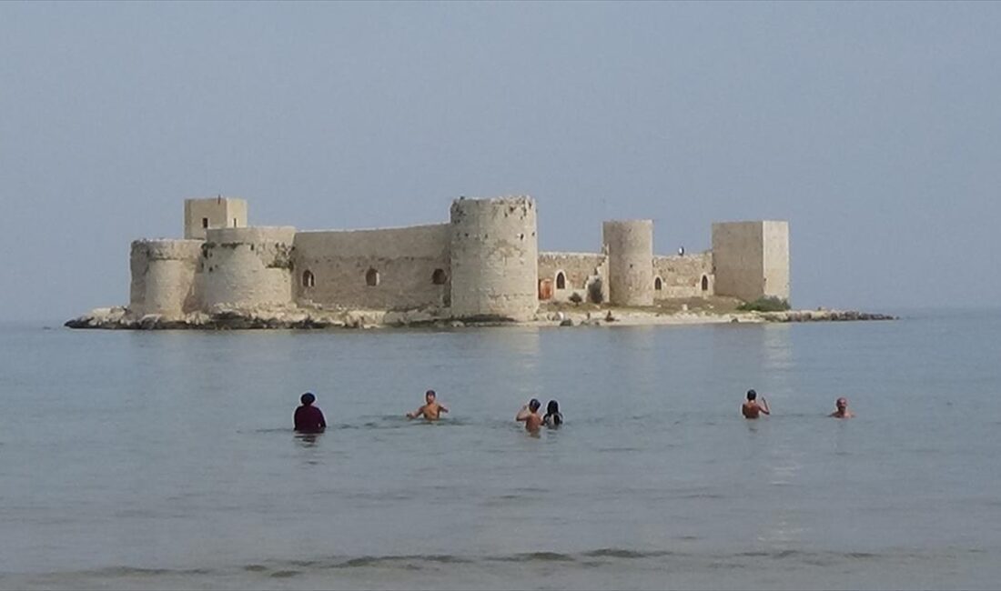 Mersin'in Erdemli ilçesindeki Kızkalesi sahili, yerli ve yabancı turistleri ağırlıyor.