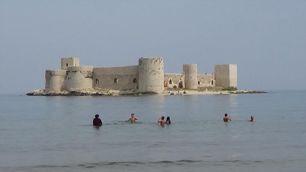 Mersin'in Erdemli ilçesindeki Kızkalesi sahili, yerli ve yabancı turistleri ağırlıyor.