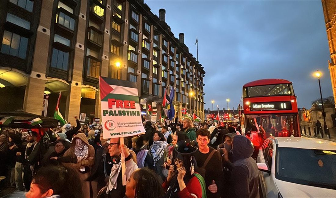 İngiltere'nin başkenti Londra'da dün on binlerce Filistin destekçisinin, İsrail'in Refah