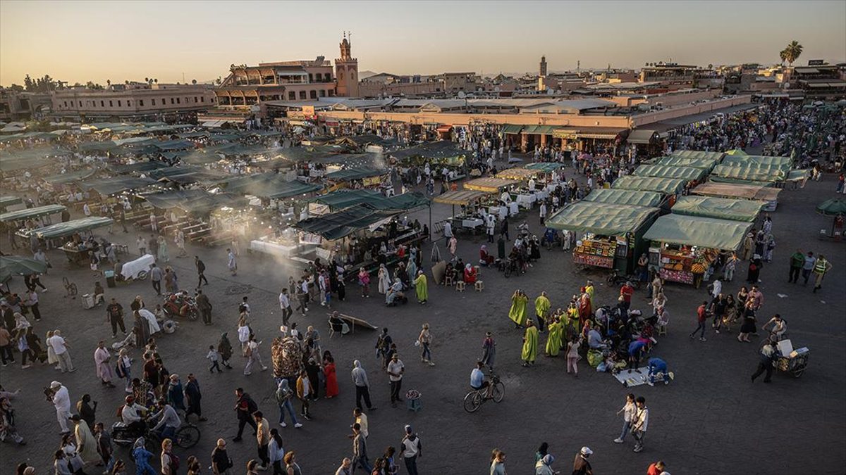 Fas'ın ünlü Faniler Meydanı (Jemaa el-Fnaa), tarihi çarşı ve panayır