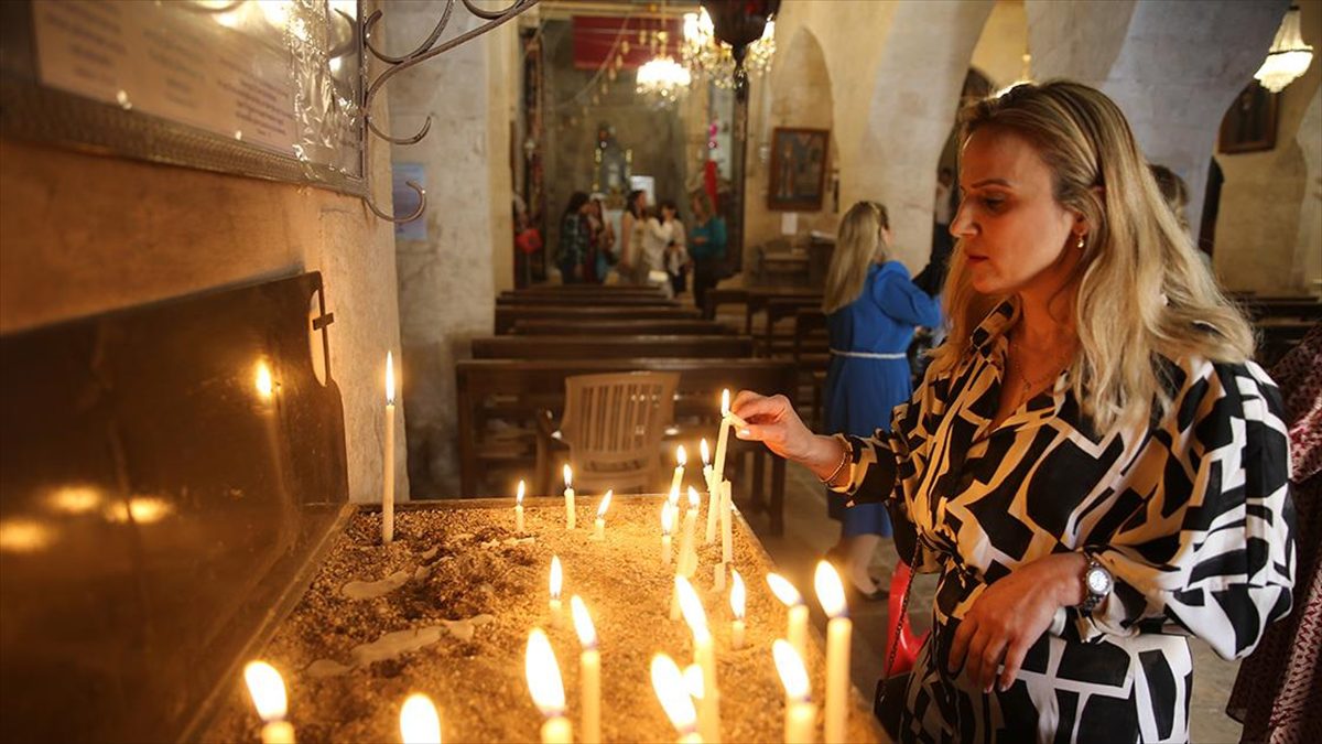 Mardin'de yaşayan Süryaniler, Paskalya Bayramı'nı Kırklar Kilisesi'nde gerçekleştirilen ayinle kutladı.