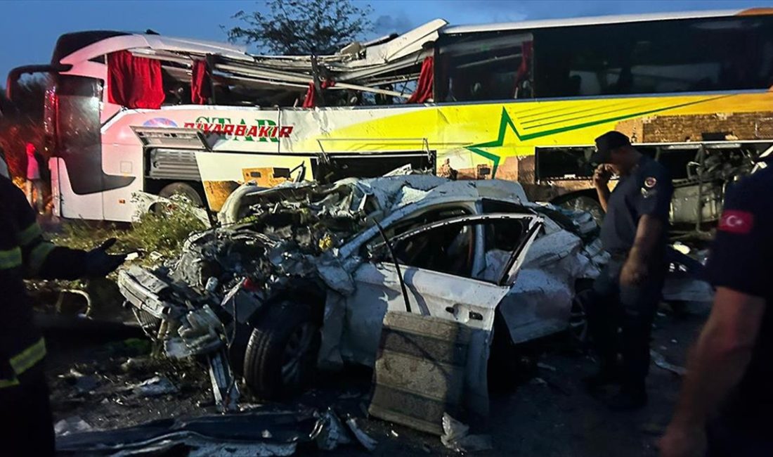 Mersin'de, Tarsus-Adana-Gaziantep (TAG) Otoyolu'nda 4 aracın karıştığı zincirleme trafik kazasında