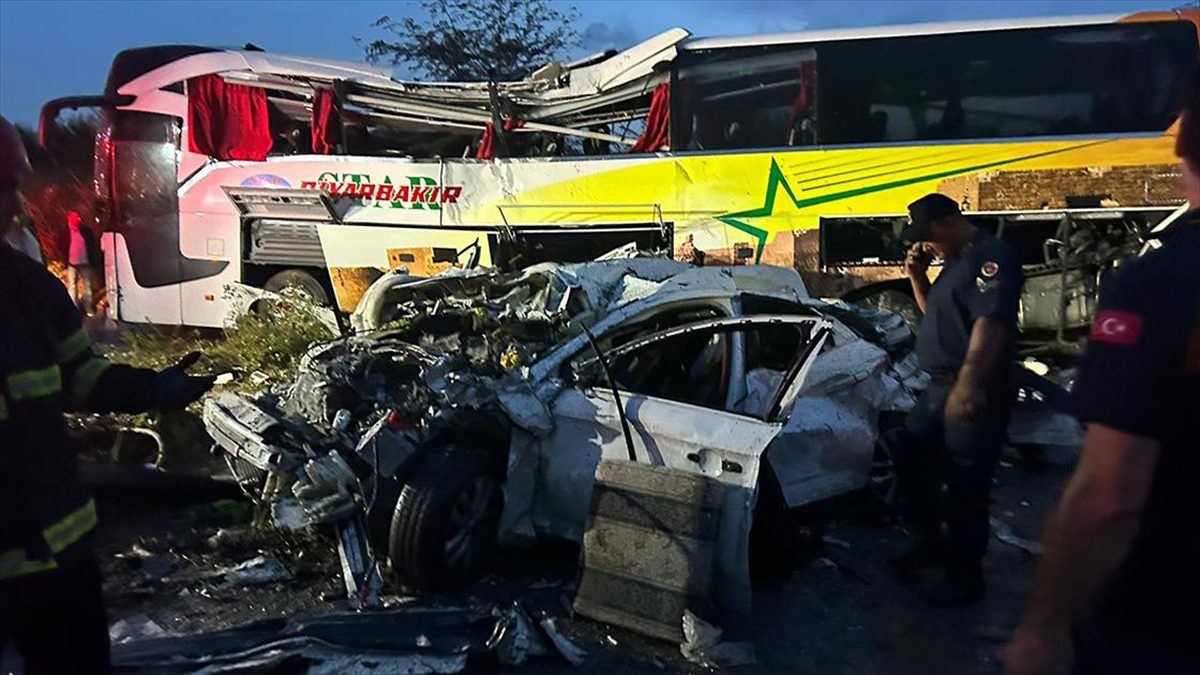 Mersin'de, Tarsus-Adana-Gaziantep (TAG) Otoyolu'nda 4 aracın karıştığı zincirleme trafik kazasında