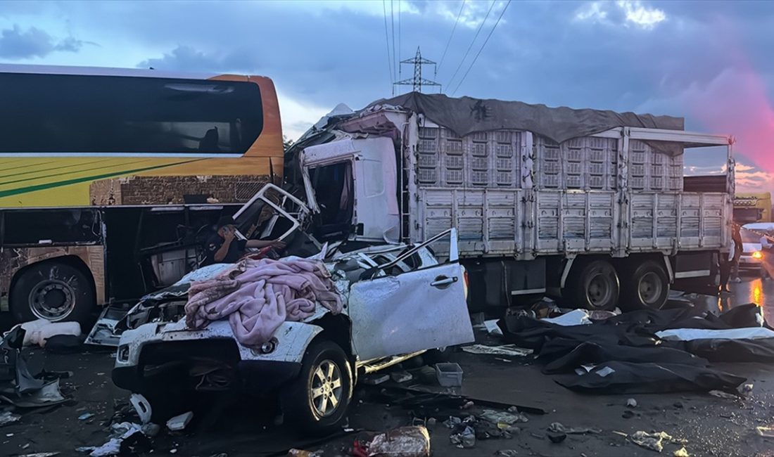 Mersin'de 11 kişinin hayatını kaybettiği zincirleme trafik kazasına ilişkin soruşturma
