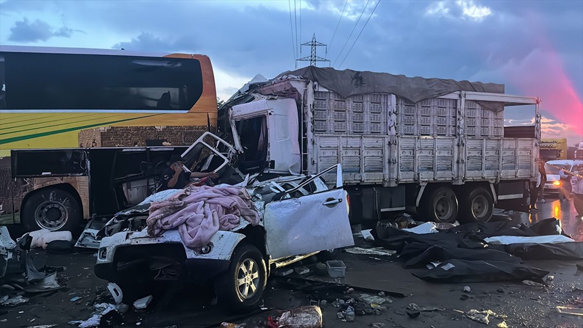 Mersin'de 11 kişinin hayatını kaybettiği zincirleme trafik kazasına ilişkin soruşturma