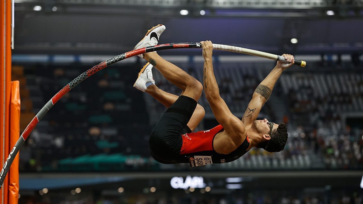 Almanya'daki Uluslararası Pfingstsportfest Rehlingen yarışmasında mücadele eden milli atlet Ersu