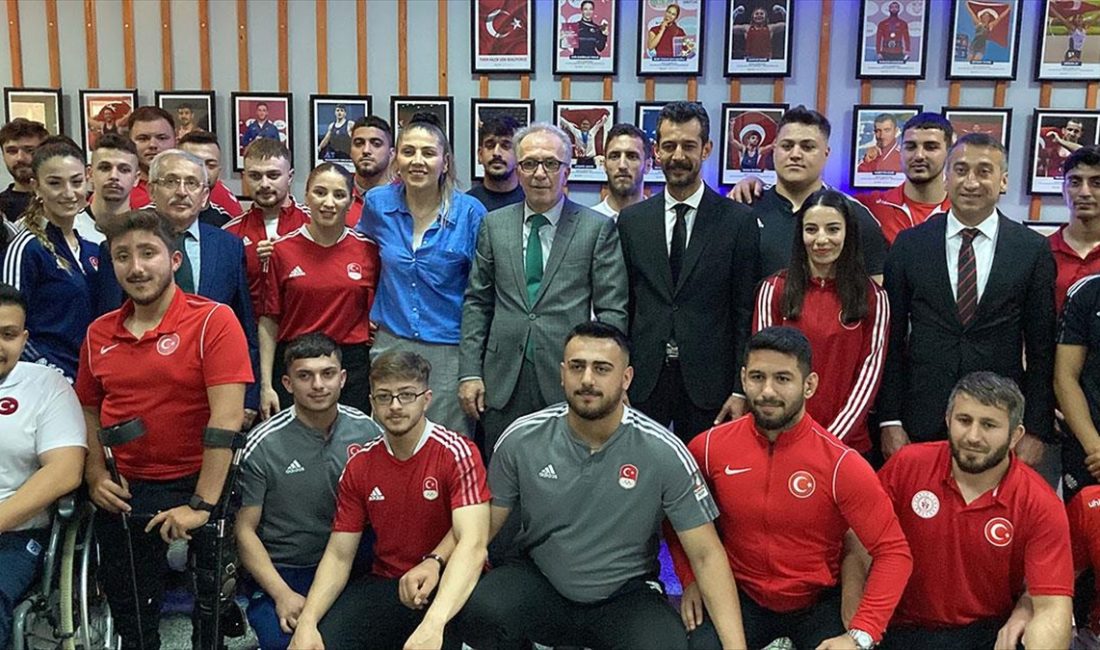 Milli güreşçiler Evin Demirhan Yavuz ve Zeynep Yetgil, Paris 2024