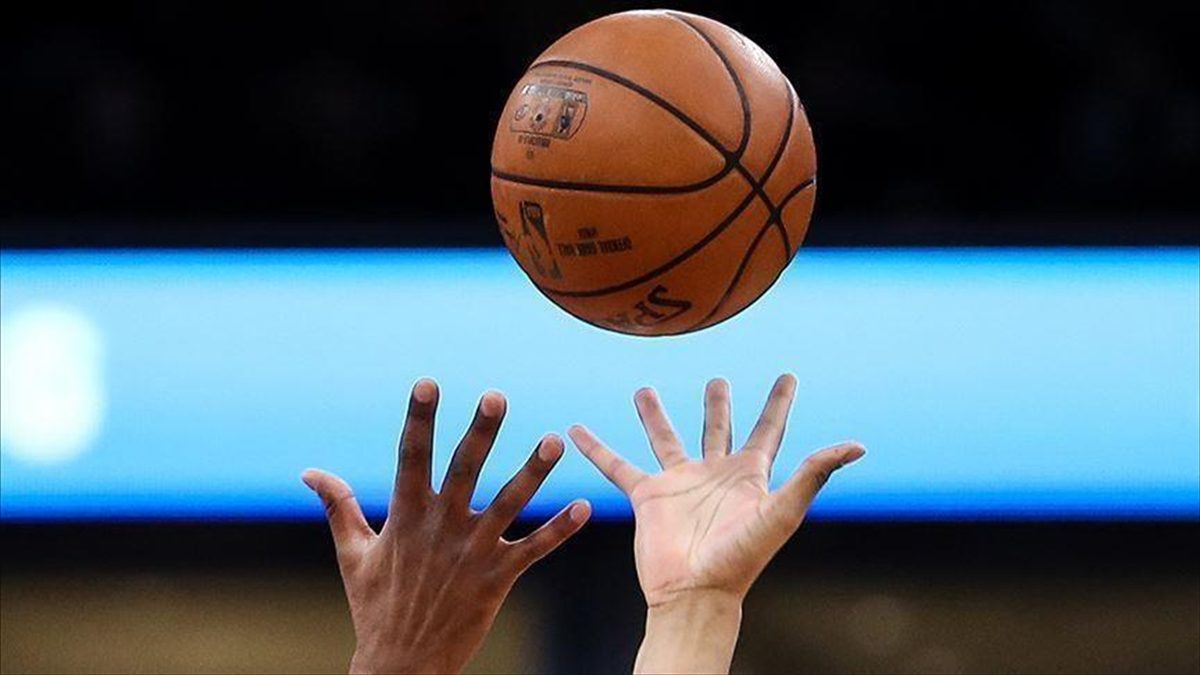 Amerikan Basketbol Ligi (NBA) Batı Konferansı finalinde Dallas Mavericks, deplasmanda