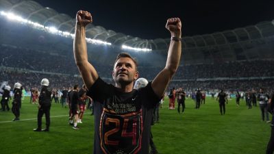 Sarı-kırmızılıların unutulmaz futbolcularından Okan Buruk, altyapısında yetiştiği takımla ikinci sezonunda