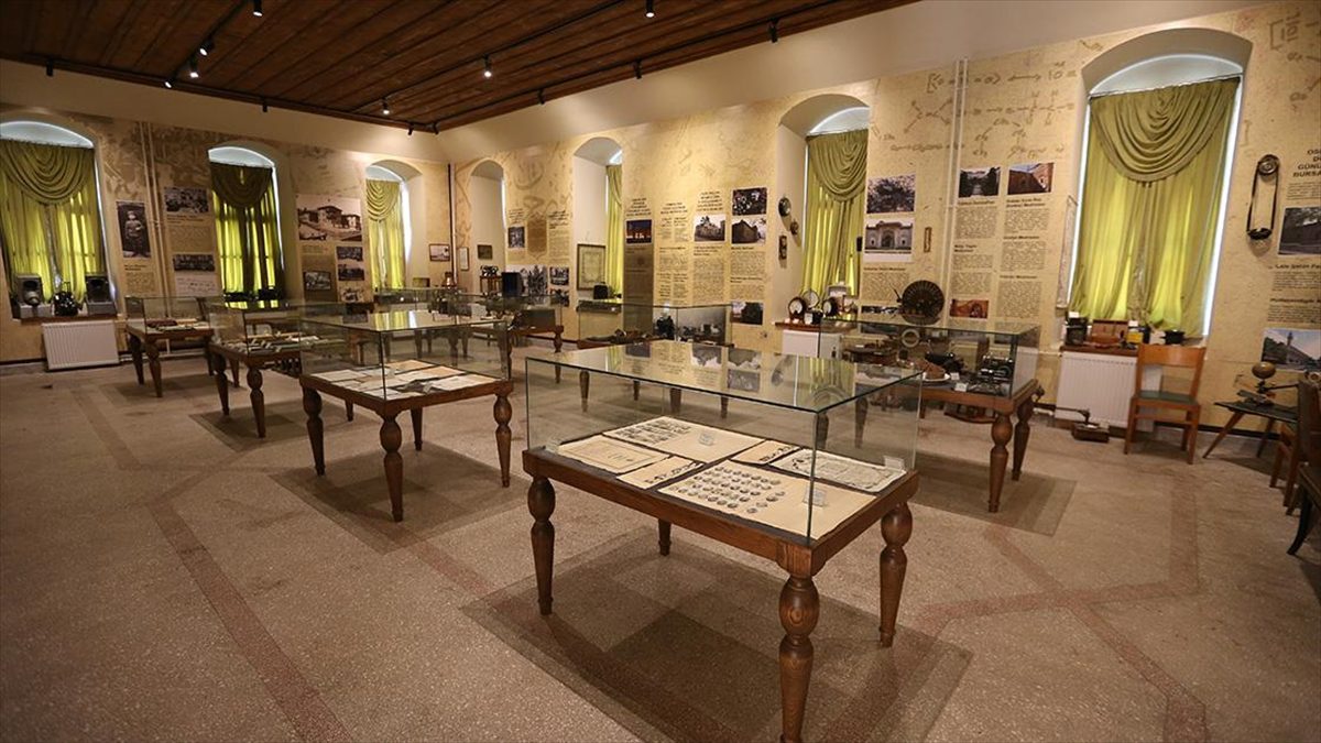 Osmanlı döneminde Bursa Mektebi Sultanisi adıyla kurulan ve 141 yıllık