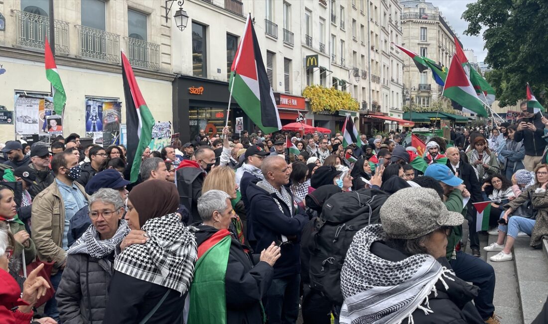 PARIS (AA) – Paris’in 1. bölgesinde Masumlar Çeşmesi’nin yanında toplanan