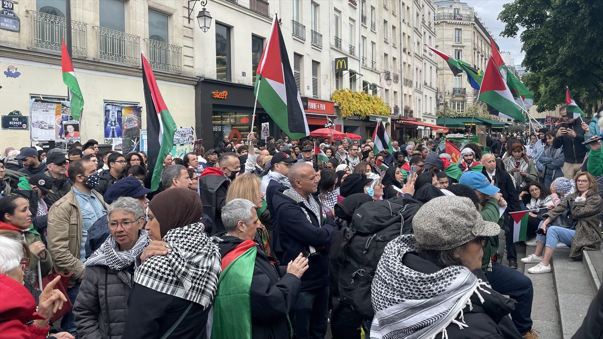 PARIS (AA) – Paris’in 1. bölgesinde Masumlar Çeşmesi’nin yanında toplanan