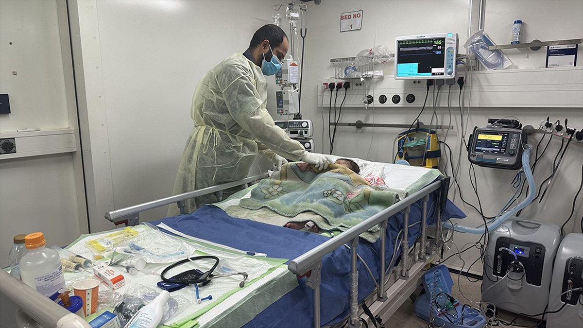 İsrail saldırıları altındaki Gazze Şeridi'nin Refah kentinde doğum hastanesi dışındaki