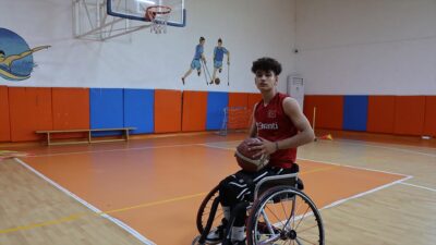 Tekerlekli Sandalye Basketbol Süper Ligi ekiplerinden Şanlıurfa Büyükşehir Belediyespor'da forma