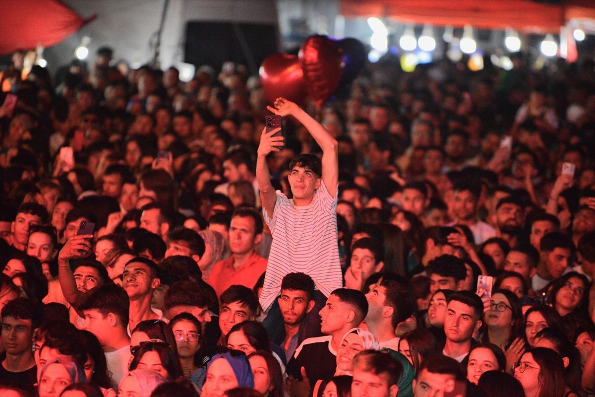 Şarkıcı Buray, Kumluca'daki festivalde konser verdi