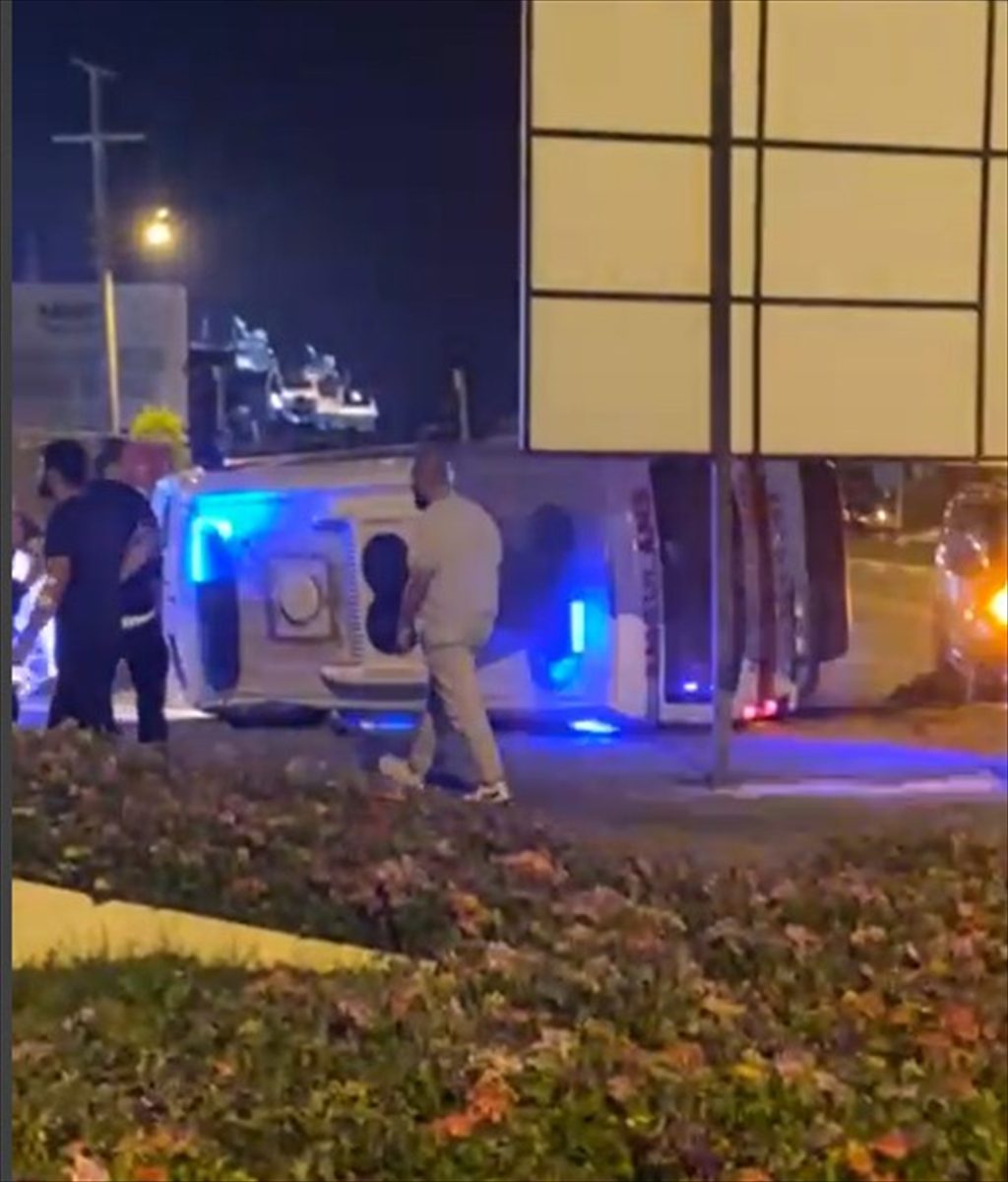 ANTALYA (AA) – Antalya'nın Serik ilçesinde çarpışan ambulans ile otomobilin