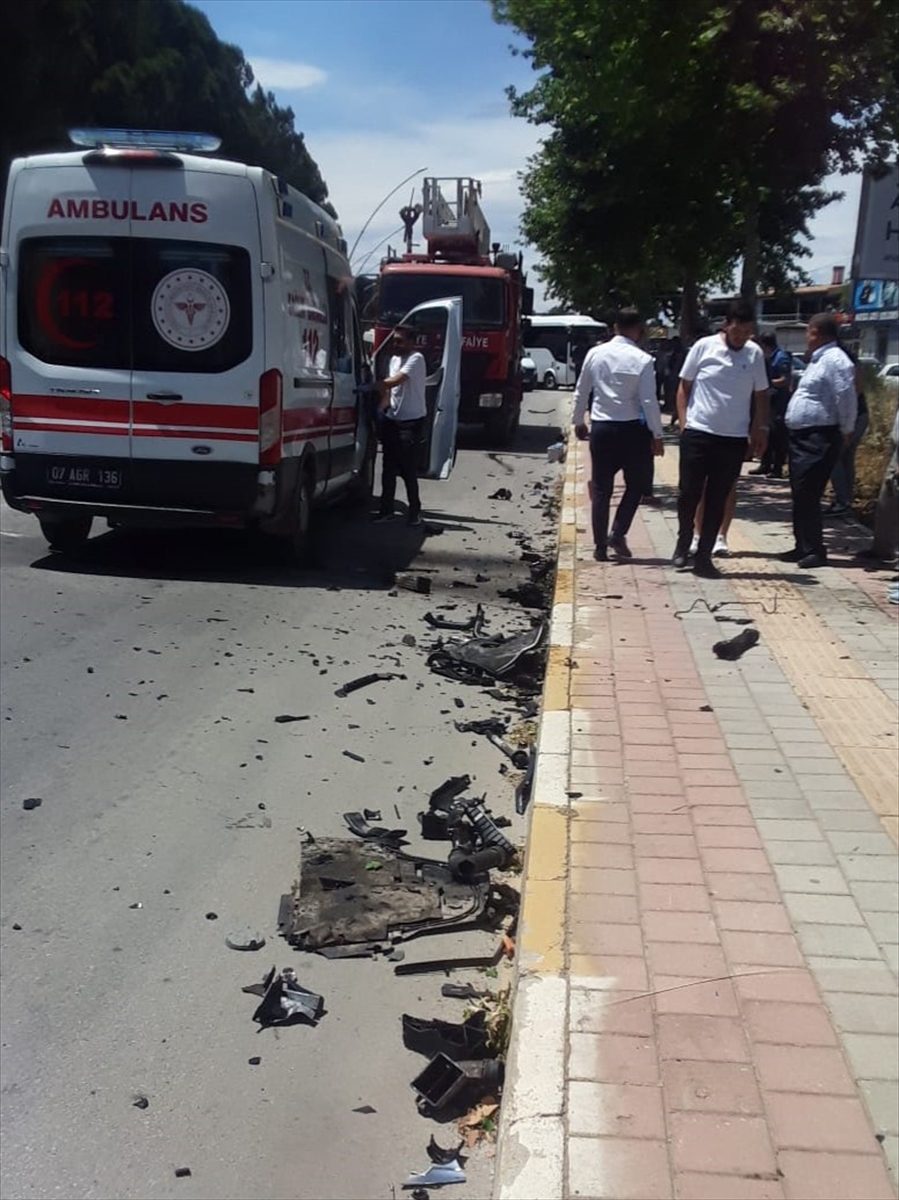 ANTALYA (AA) – Antalya'nın Serik ilçesinde tur minibüsü ile otomobilin