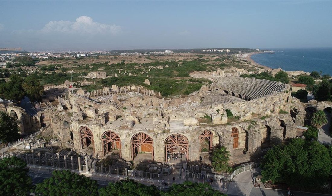 Antalya'nın açık hava müzeleri arasında yer alan Side Antik Kenti'ndeki
