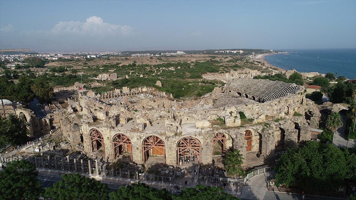 Antalya'nın açık hava müzeleri arasında yer alan Side Antik Kenti'ndeki
