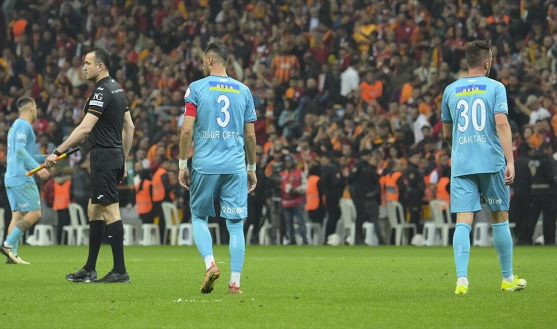 Trendyol Süper Lig'in 35. haftasında deplasmanda Galatasaray'a 6-1 mağlup olan