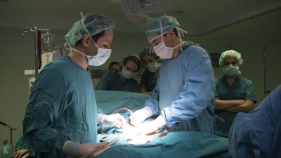 Türk cerrahlar tarafından, dünyada sadece 6 kişiye yapılan tek seferde