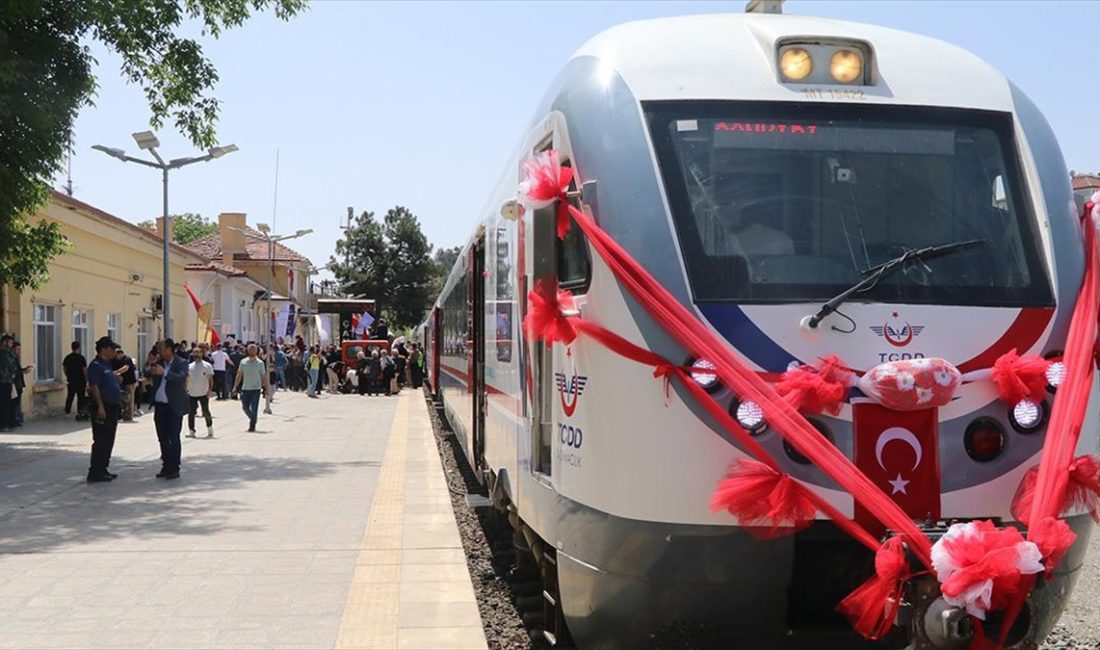 Ankara'dan günübirlik düzenlenen "Turistik Tuz Ekspresi"nin ilk seferi Çankırı'ya geldi.