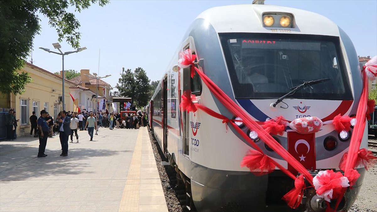 Ankara'dan günübirlik düzenlenen "Turistik Tuz Ekspresi"nin ilk seferi Çankırı'ya geldi.