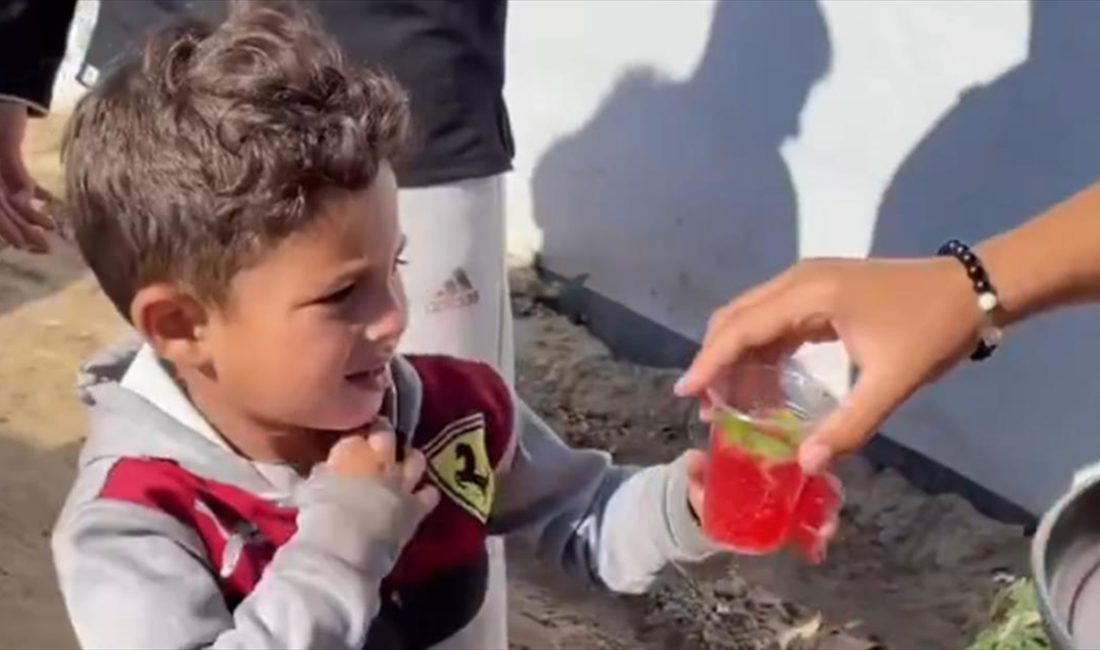 Türk Kızılayın Gazze'deki yerel ekipleri, yardım kolilerinden çıkan Kızılay maden