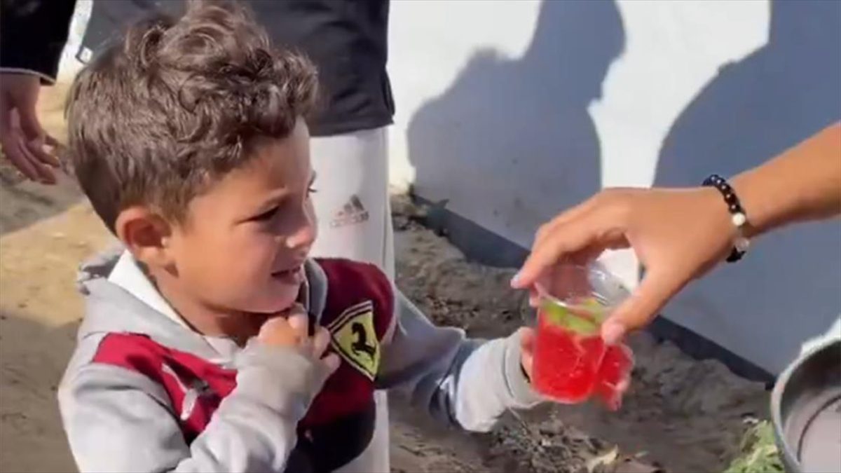 Türk Kızılayın Gazze'deki yerel ekipleri, yardım kolilerinden çıkan Kızılay maden