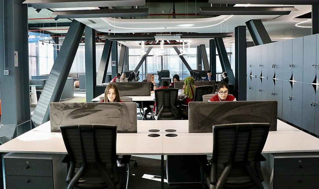 Türkiye'nin bilgi ve iletişim teknolojileri sektör büyüklüğü 2023'te TL bazında