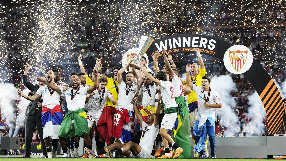 Futbolda daha önce UEFA Kupası, sonrasında UEFA Avrupa Ligi olarak