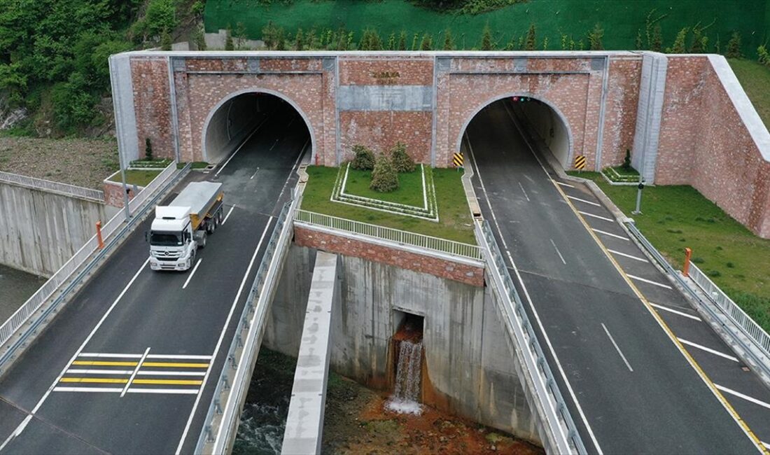 Trabzon'u Gümüşhane üzerinden Bayburt ve Erzurum'a bağlayan Yeni Zigana Tüneli'nden