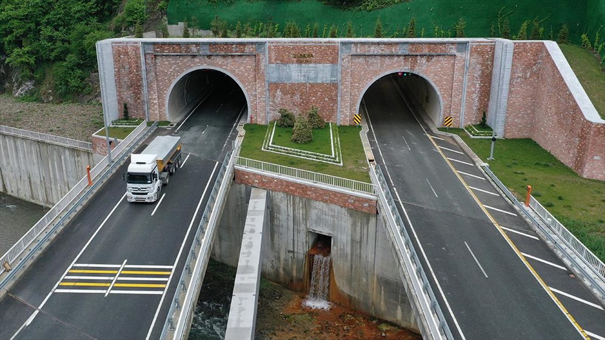 Trabzon'u Gümüşhane üzerinden Bayburt ve Erzurum'a bağlayan Yeni Zigana Tüneli'nden