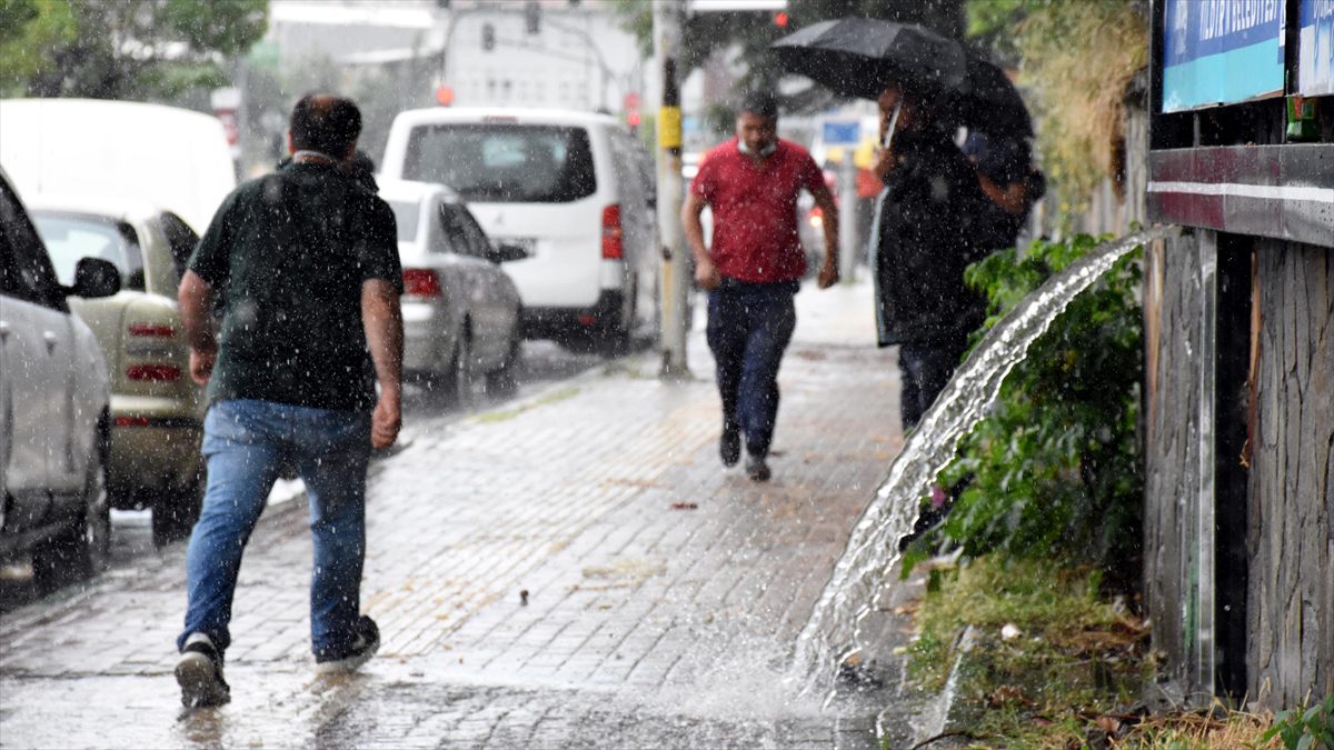 Yurdun bazı kesimlerinde yarın gök gürültülü kuvvetli sağanak bekleniyor.
