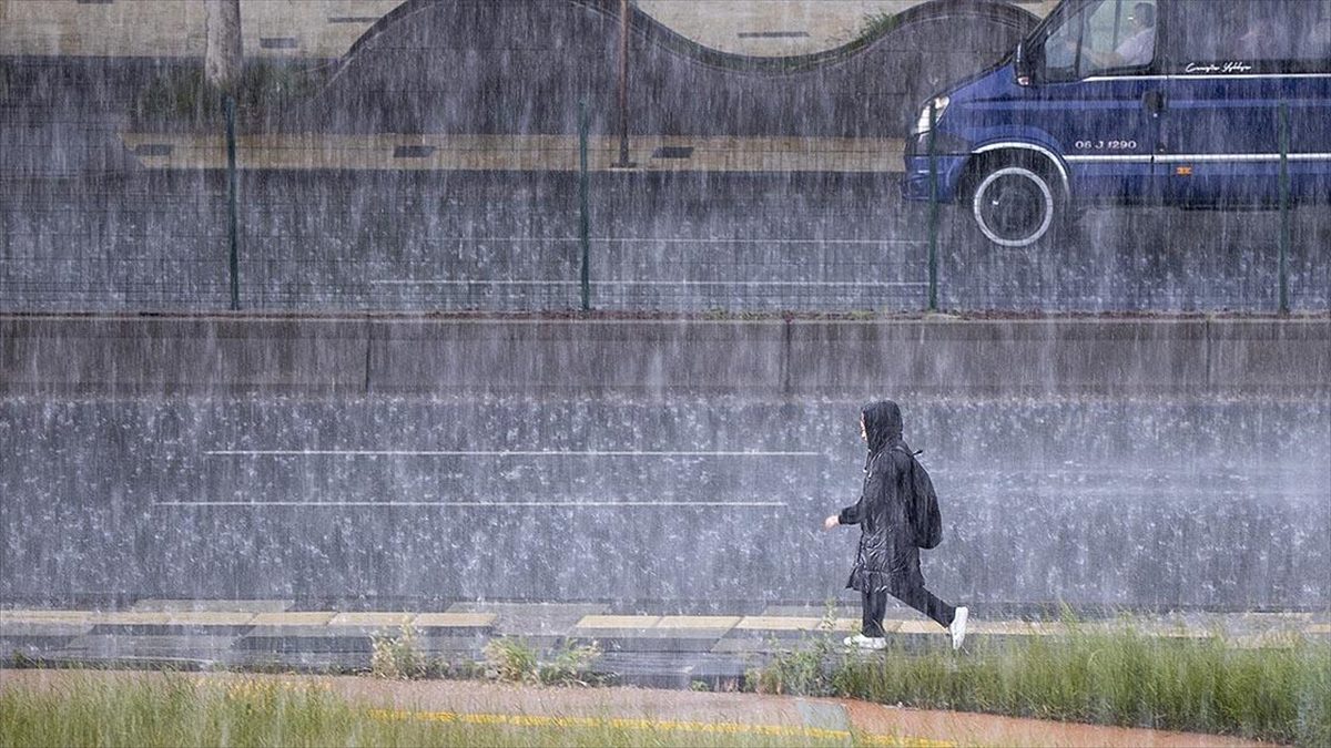 Meteoroloji Genel Müdürlüğü, yurdun iç kesimlerinde kuvvetli sağanak beklendiğini bildirdi.