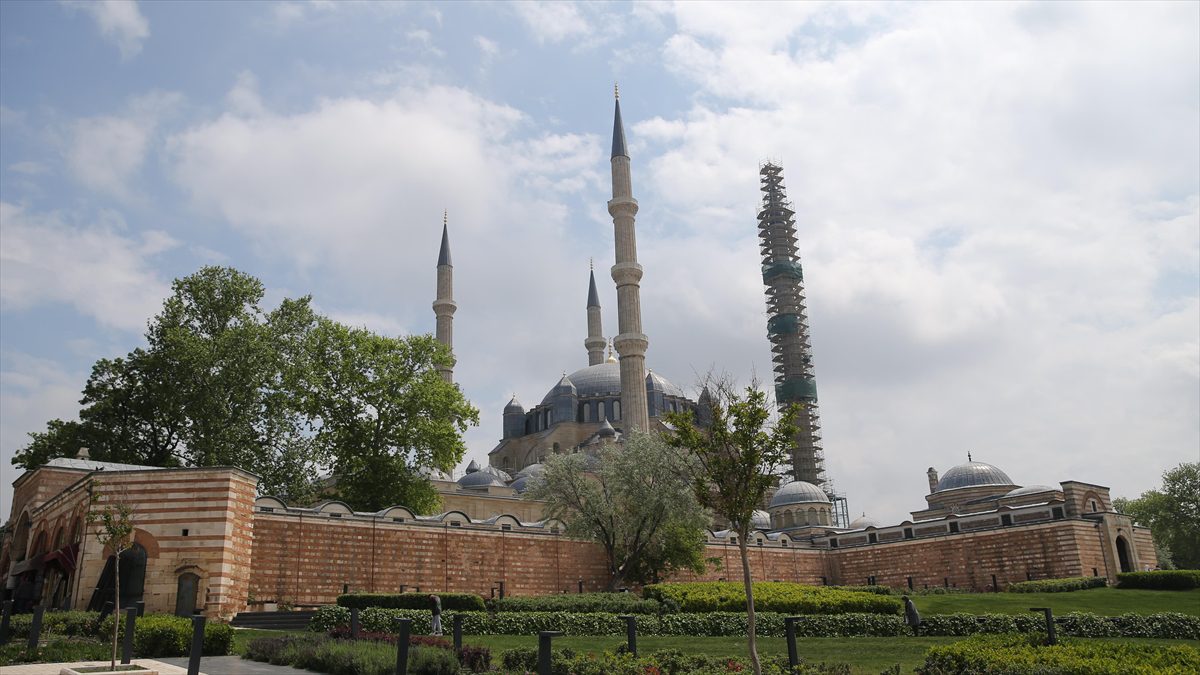 “Zaman belirleyici” olarak bilinen muvakkithanelerin bir örneği de Selimiye’de