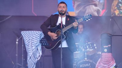 Festivalde sahne alan Grup Kıyam, şarkılarıyla Gazze ve Doğu Türkistan'a