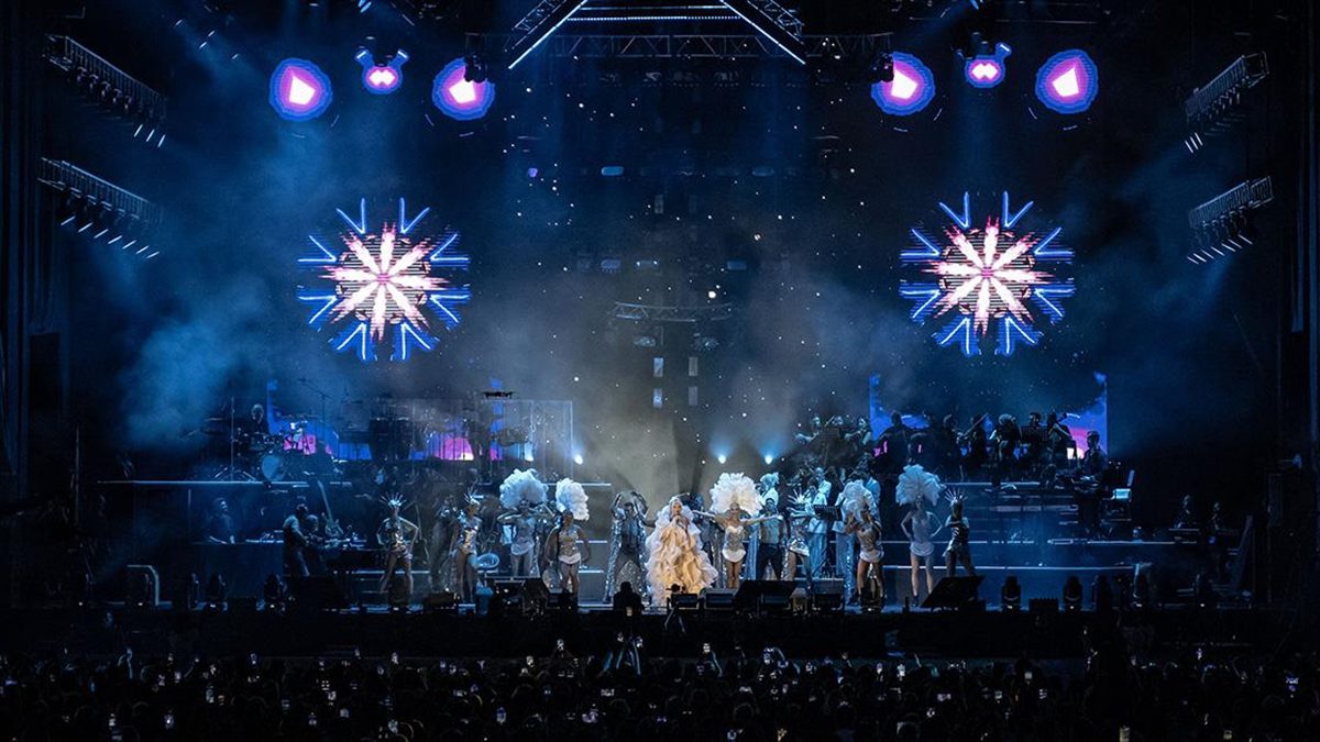 Dev bir orkestrayla sahne alan usta sanatçıya, konserde, Selda Bağcan,