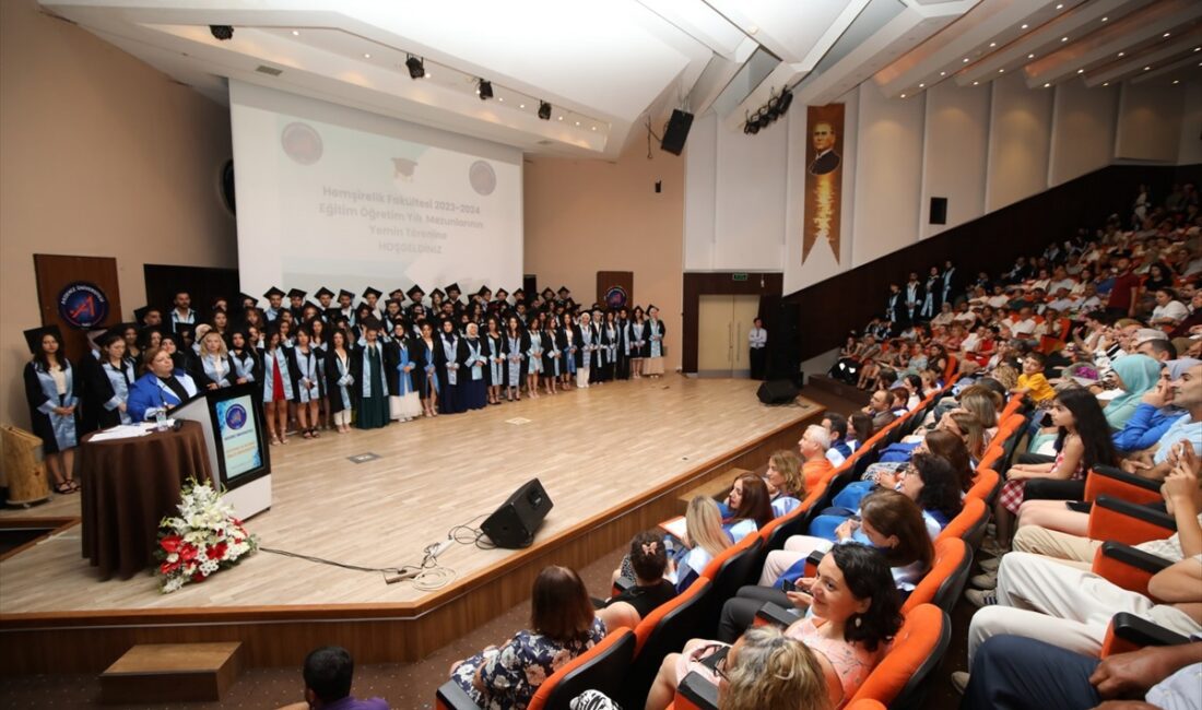 Akdeniz Üniversitesi Hemşirelik Fakültesinden mezun olan 199 öğrenci için yemin