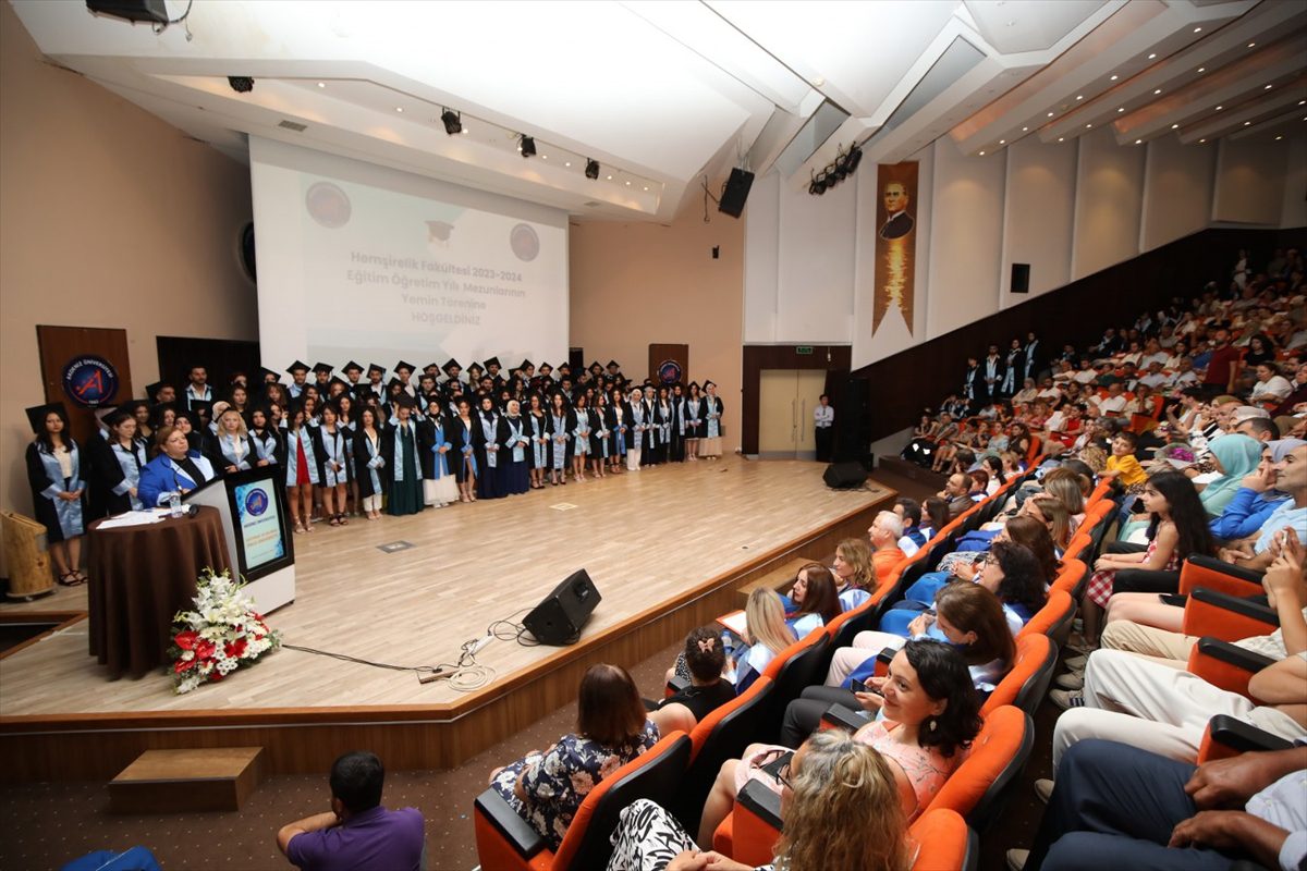 Akdeniz Üniversitesi Hemşirelik Fakültesinden mezun olan 199 öğrenci için yemin