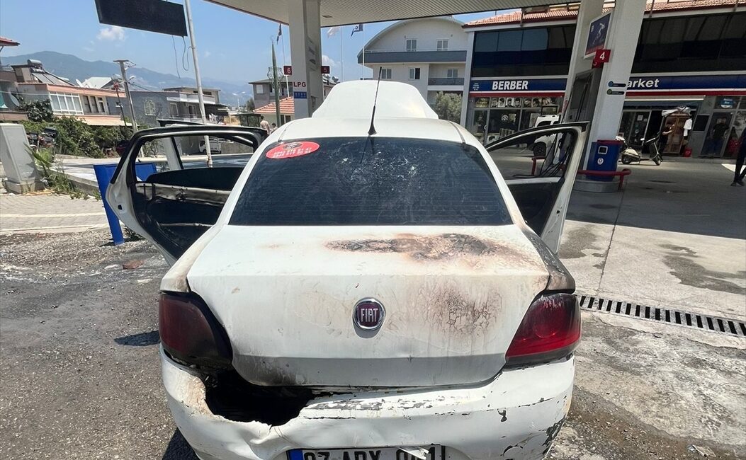 Antalya'nın Alanya ilçesinde bir akaryakıt istasyonunda otomobilin alev alması sonucu