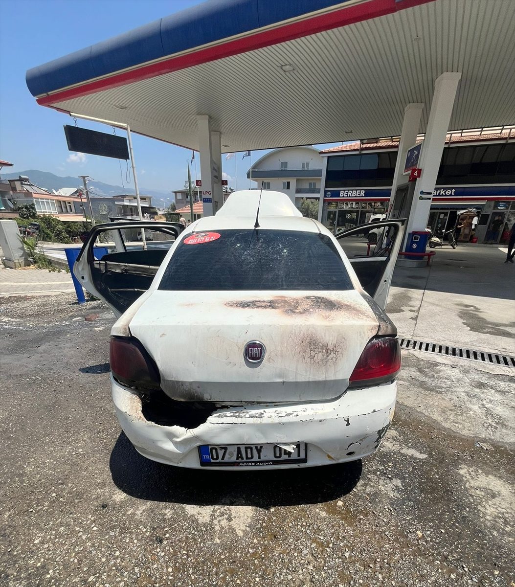 Antalya'nın Alanya ilçesinde bir akaryakıt istasyonunda otomobilin alev alması sonucu