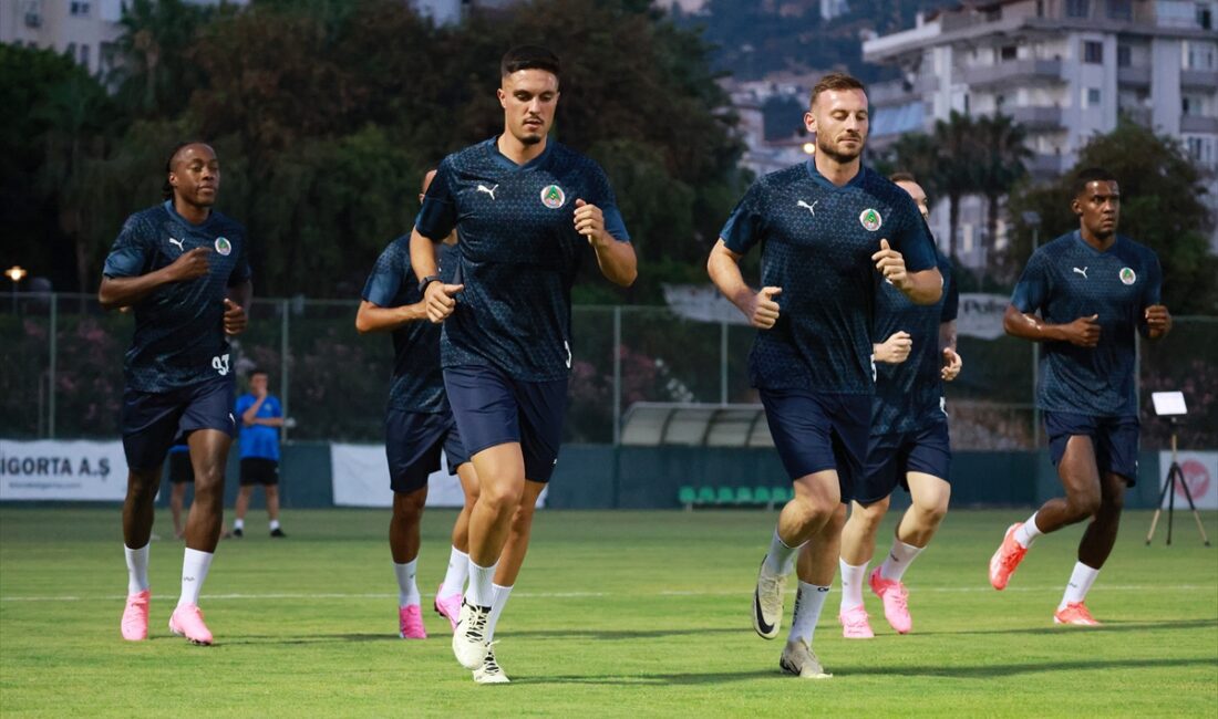 ANTALYA (AA) – Corendon Alanyaspor, 2024-2025 sezonu hazırlıklarına yaptığı antrenmanla