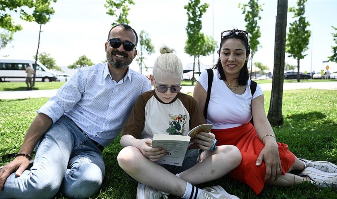 Albinizmli (albino) çocuklara sahip ebeveynler, gündelik hayatta çocuklarına yönelik sergilenen