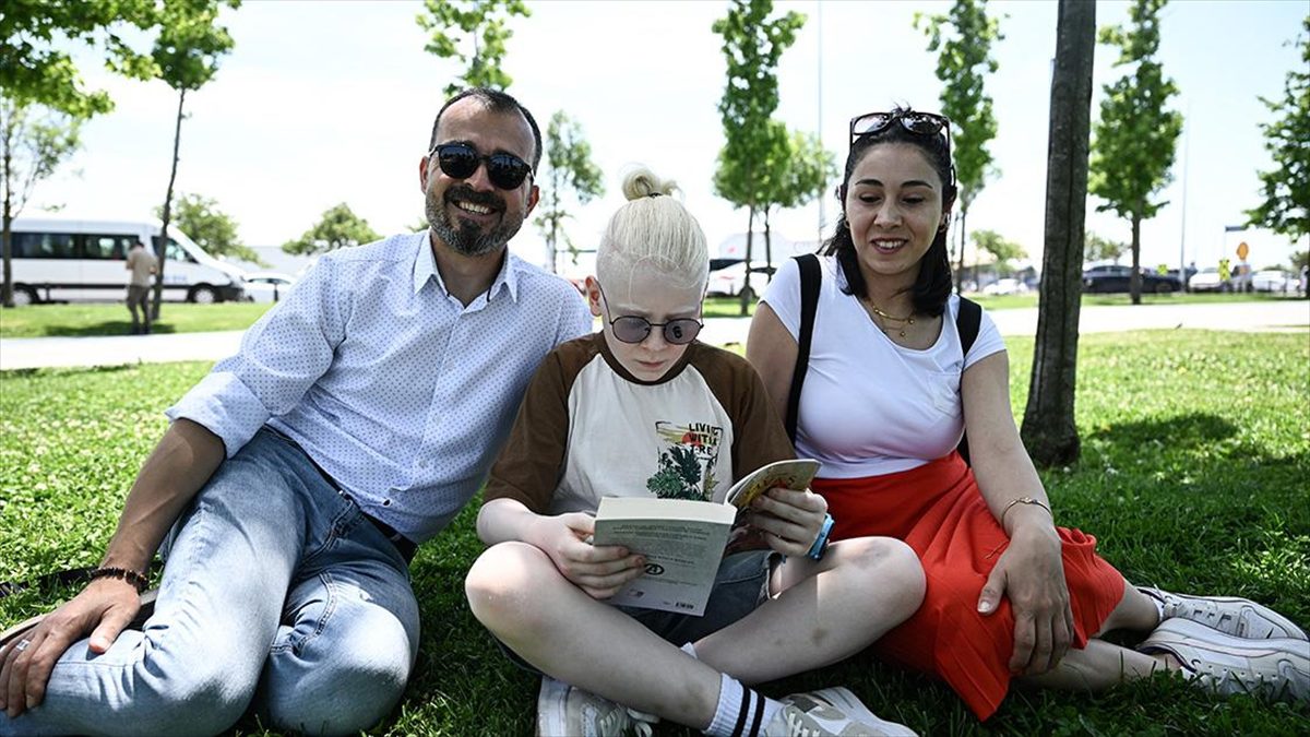 Albinizmli (albino) çocuklara sahip ebeveynler, gündelik hayatta çocuklarına yönelik sergilenen