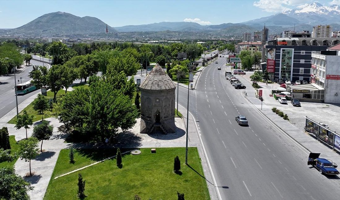 Kayseri'de, Anadolu'da ileri gelen şahsiyetler için yapıldığı bilinen ve "anıt